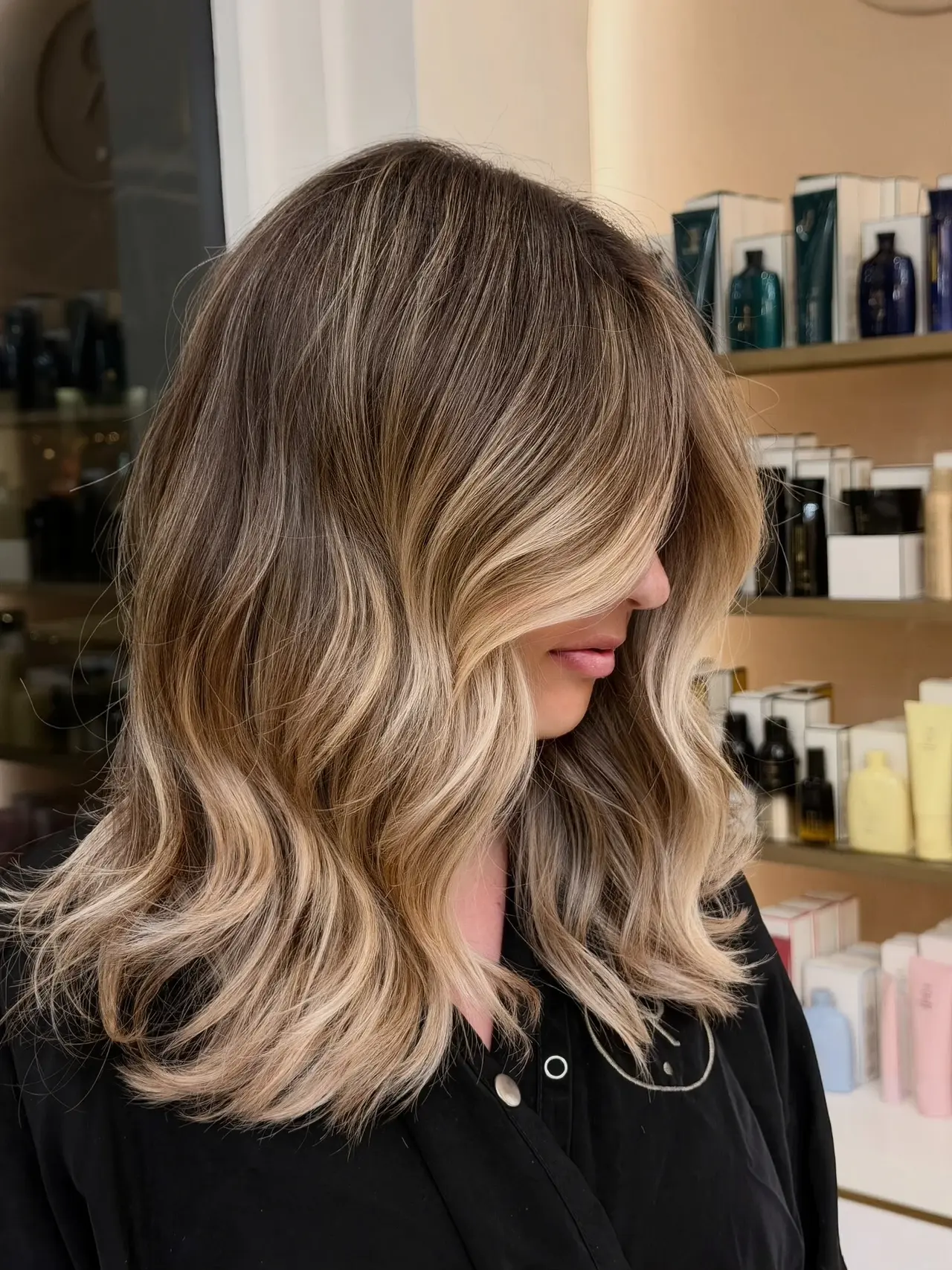 Shoulder-length bronde hair with softly curved layers and a face-framing fringe at Rové