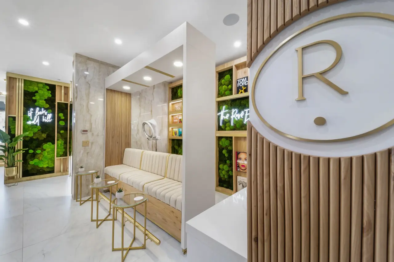 Rové’s empty entrance, brass monogram and waiting nook