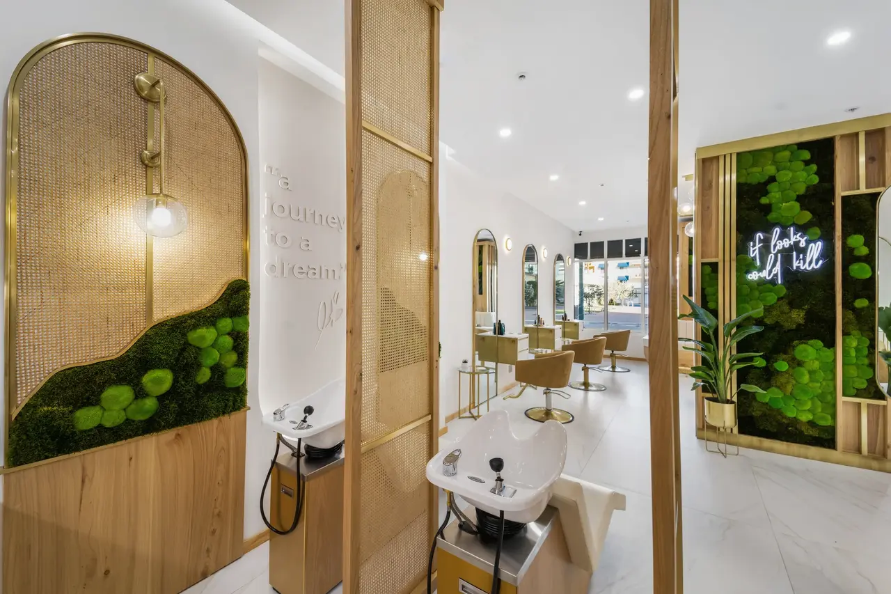 The empty wash area, cane screens and gold-mirror stations at Rové