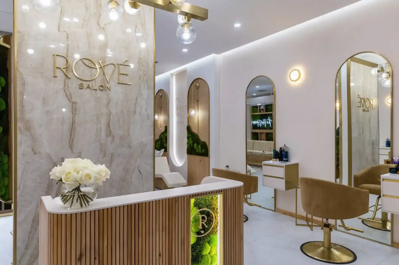 Rové’s empty reception and gold-mirror styling area