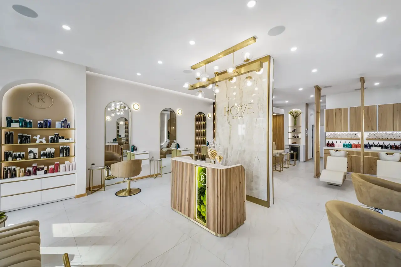 The empty Rové reception with oak, white stone and gold details